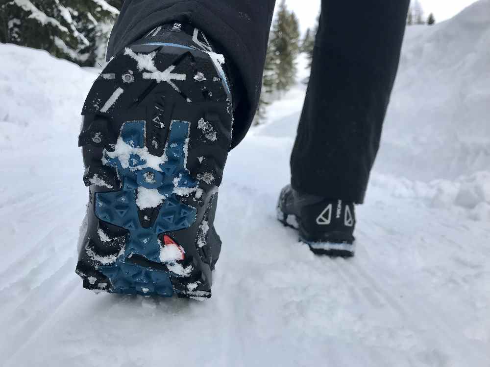 Ausrüstung Winterwandern - mit Spike-Schuhen sicher im Schnee unterwegs