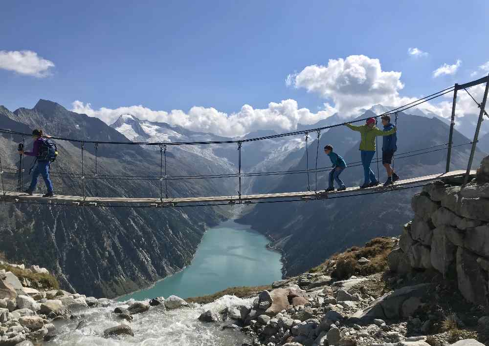 Wandern im Sommer - am Bergsee mit Gletscherblick