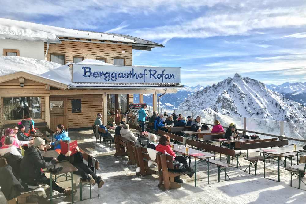 Schneeschuhwandern Tirol - zuerst eine Tour im Schnee, danach gut einkehren!