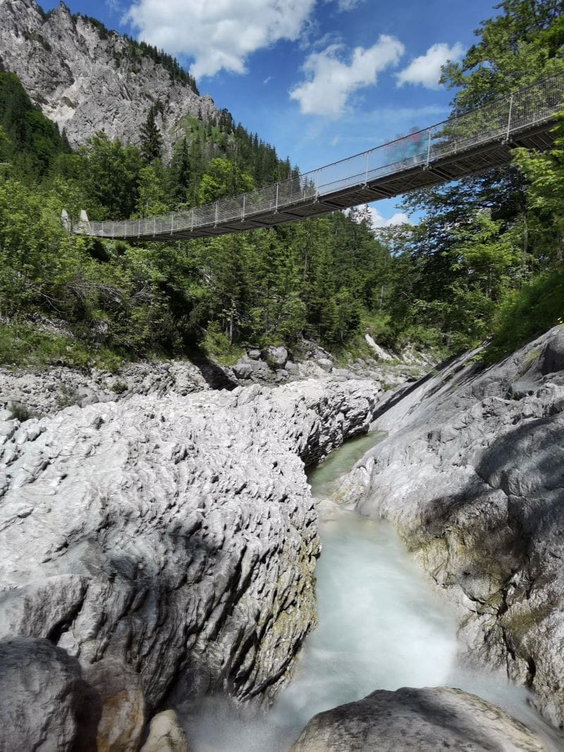 Über die Hängebrücke wandern in Bayern