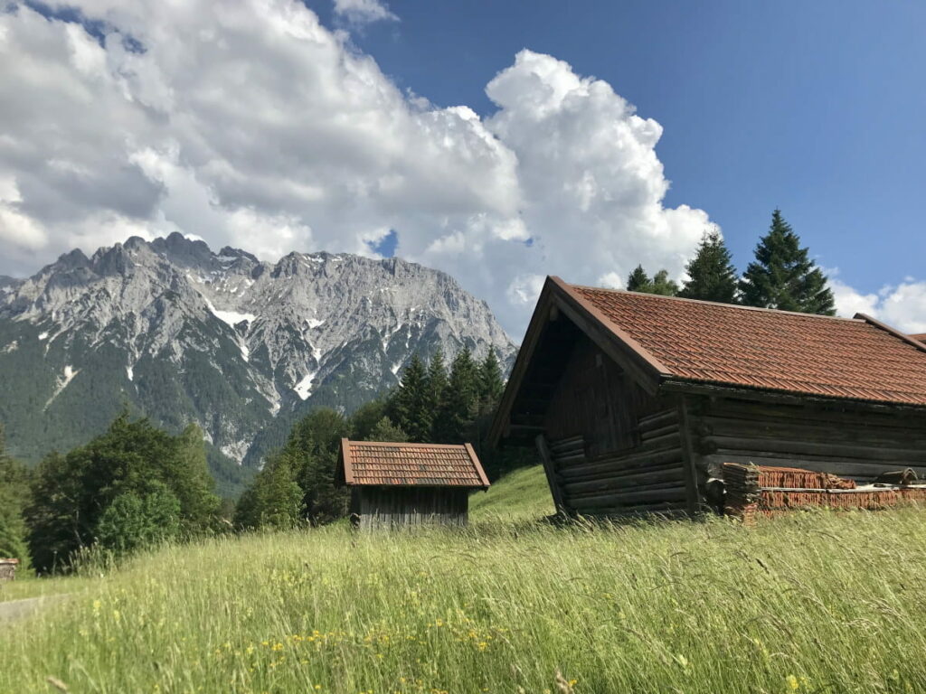 In Deutschland wandern: So schön sind die Almwiesen mit dem Karwendel in Mittenwald