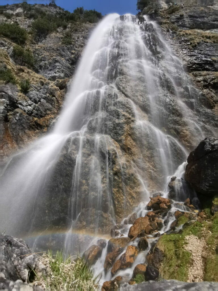 Sonnige Frühlingswanderung mit berauschendem Wasserfall: Zum Dalfazer Wasserfall in Tirol