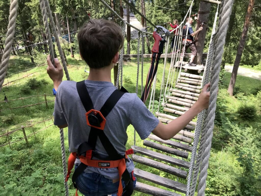 Eine ganz besondere "Frühlingswanderung" für jung und alt: Im Frühling im Kletterwald von Baum zu Baum