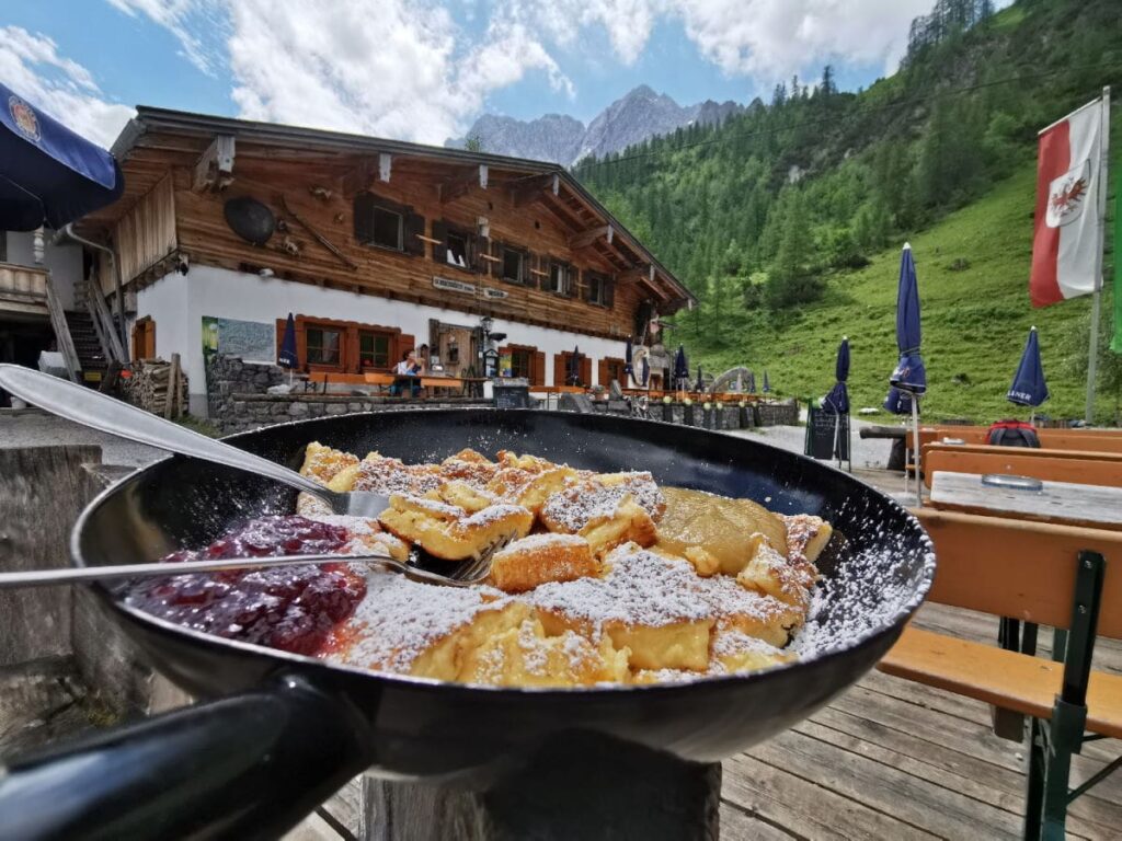 Österreich wandern - über den Panoramaweg auf einen Kaiserschmarrn zur Binsalm