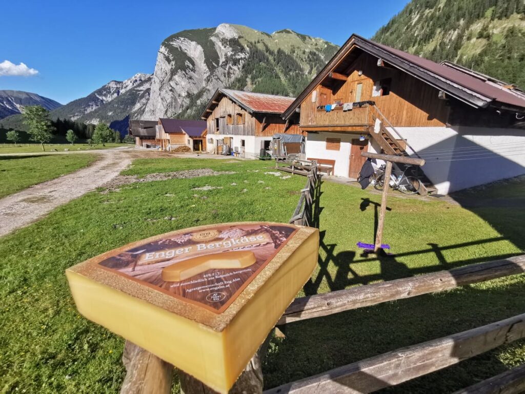 Österreich wandern - zur urigen Engalm, wo der echte Enger Bergkäse hergestellt wird