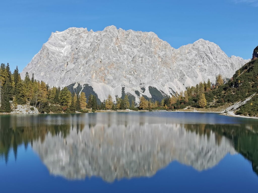 Österreich wandern mit Blick auf das Wettersteingebirge samt Zugspitze