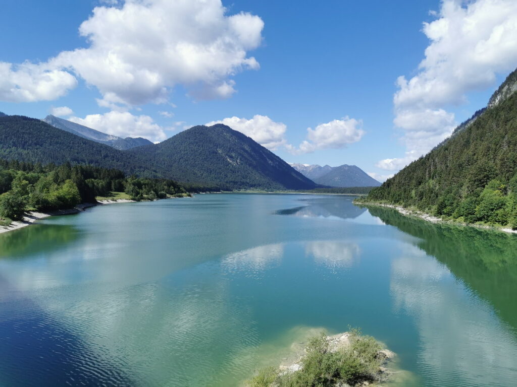 Am Sylvensteinsee wandern in Deutschland, nahe Lenggries