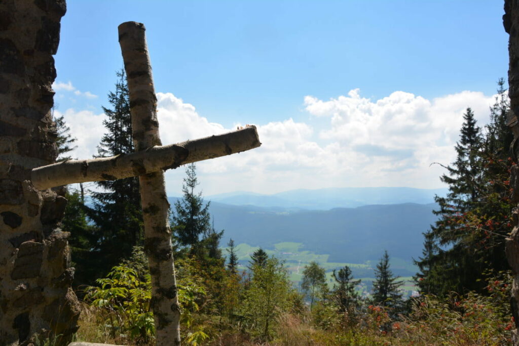 Bayerischer Wald Berge - eine Hügellandschaft mit viel Wald