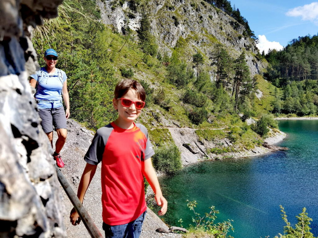 Tolle Wanderung im Sommer rund um die tükisgrün schimmernden Seen