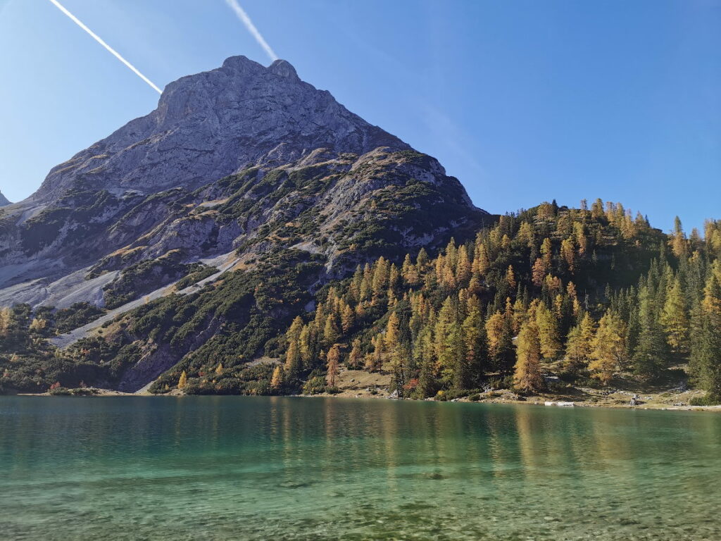 Herbstwanderung Tirol zum Farbenspiel am Seebensee