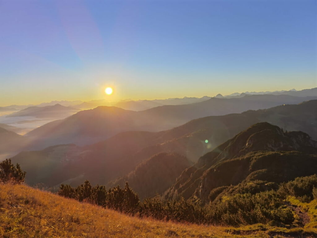 Die Wärme der letzten Sonnenstrahlen bei den Herbstwanderungen genießen