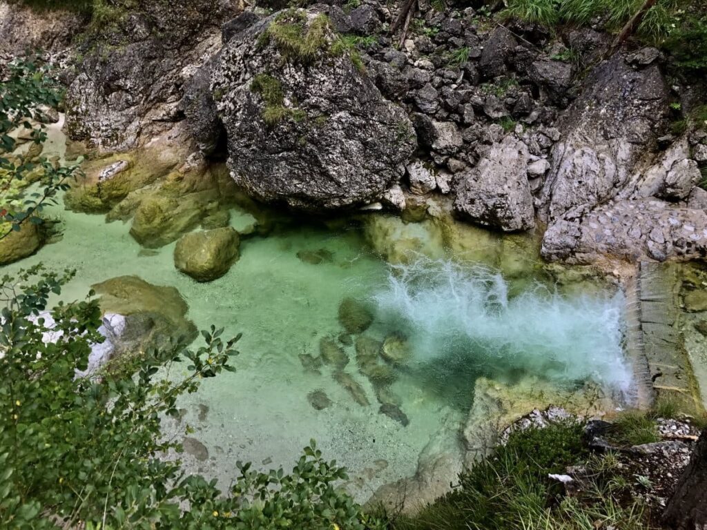 In den Ötschergräben wandern und das türkisgrüne Wasser beobachten