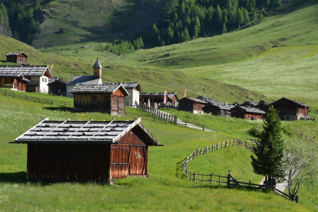 Das schönste Almdorf in Südtirol - Wanderziel und Ausgangspunkt für höherliegende Wanderungen im Sommer