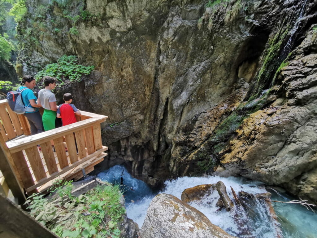 Frühlingswanderung in Tirol mit Kindern: Durch die Wolfsklamm