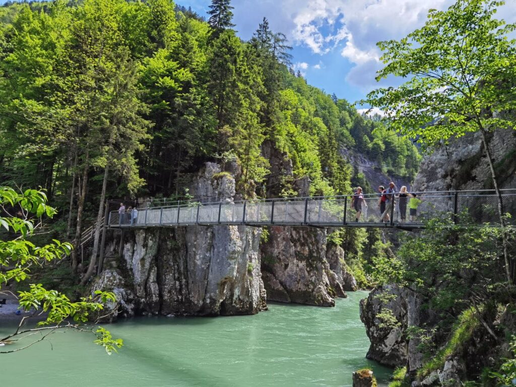 Gemütlich in den Chiemgauer Alpen wandern mit Kindern - über die Klobenstein Hängebrücke in der Entenlochklamm