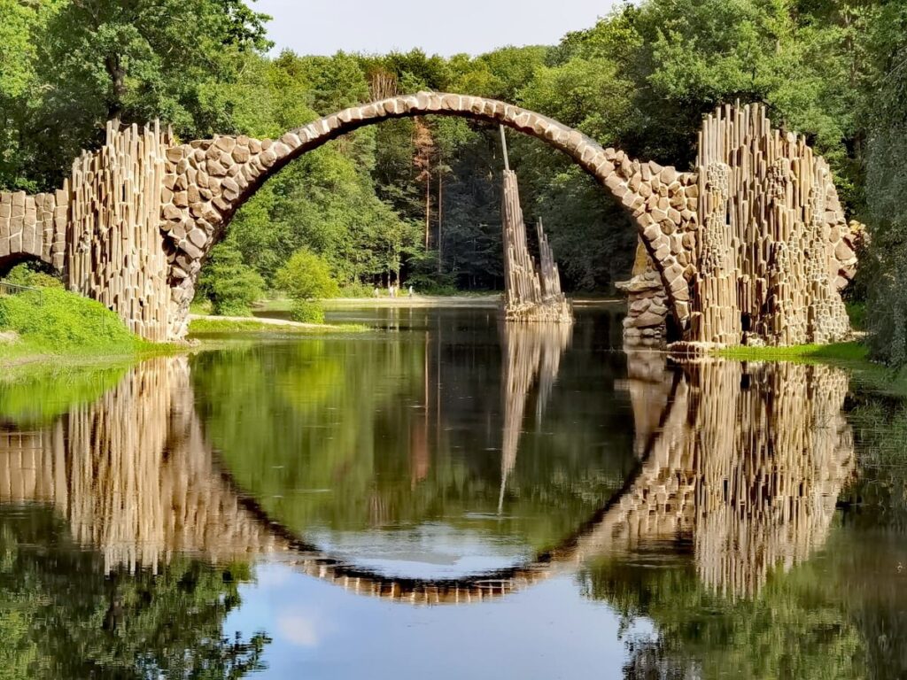 Am Rakotzsee wandern in Deutschland - mit Blick auf die berühmte Rakotzbrücke