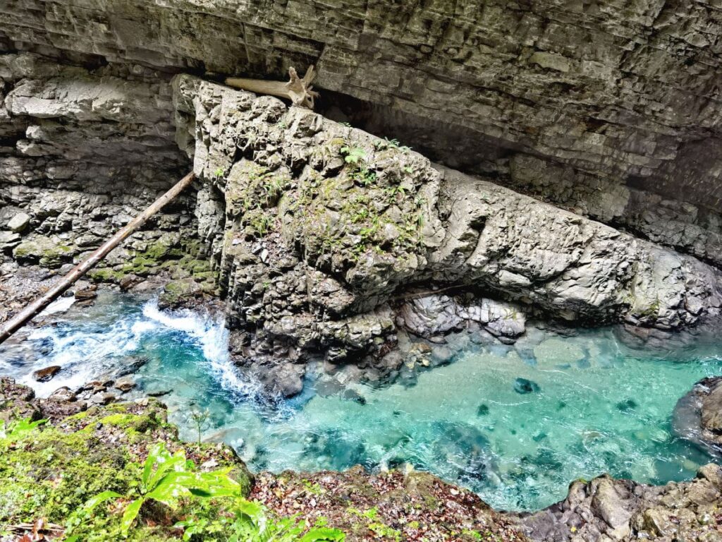 In Laterns wandern durch die Üble Schlucht und das türkisgrüne Wasser der Frutz entdecken