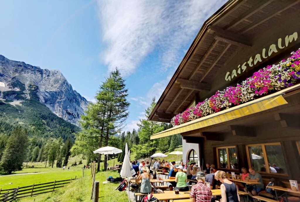 Zu einer besonders urigen Alm in Österreich wandern - die Gaistalalm in der Leutasch