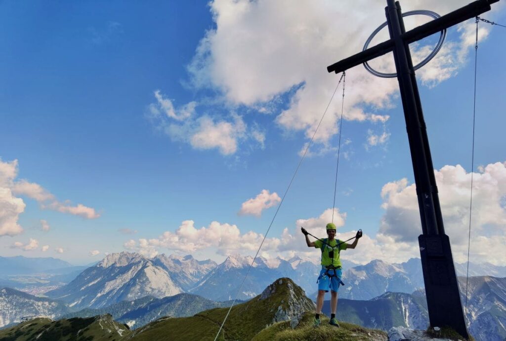 Wandern Österreich mit viel Panorama und Gipfelkreuz - auf der Seefelder Spitze in Seefeld