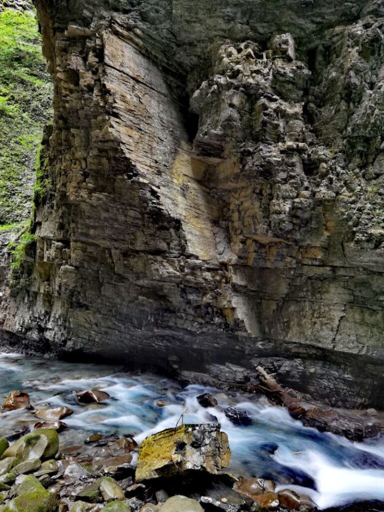 Üble Schlucht - steil fallen die Felswände ab, unten fließt die Frutz