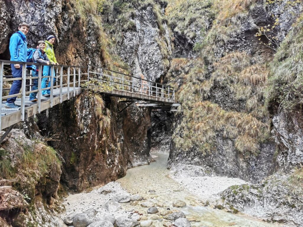 Über zahlreiche Brücken und Stege durch die Almbachklamm in Berchtesgaden Wandern