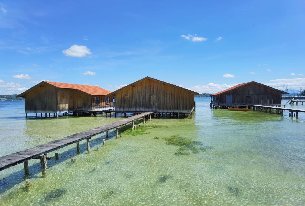 Am Starnberger See wandern in Bayern - entlang des Ufers mit Blick auf die Bootshäuser