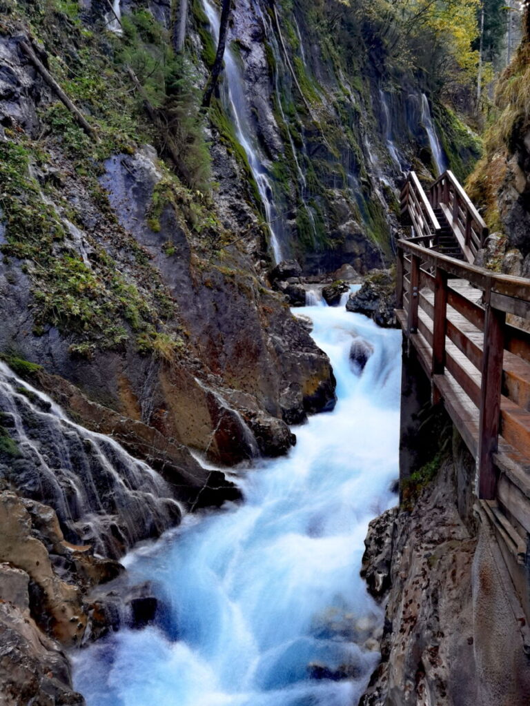 Durch die Wimbachklamm bei Berchtesgaden wandern - mit den rauschenden Wasserfällen
