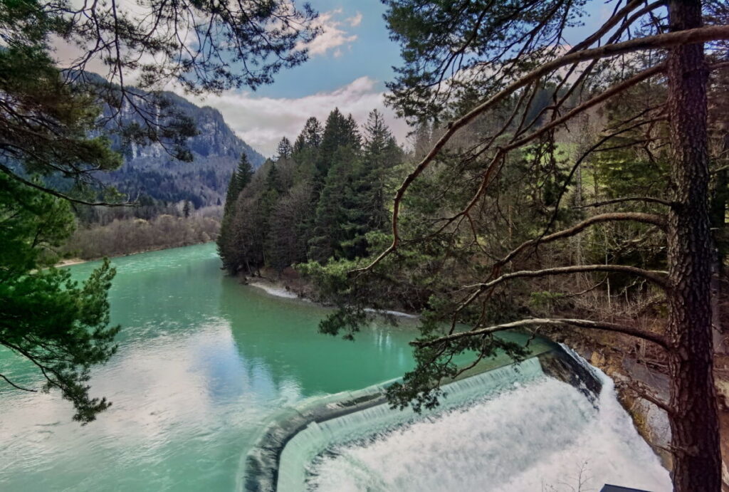 Türkisgrünes Wasser erwartet dich bei der Frühlingswanderung am Lechfall